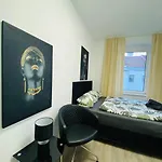 7 Bedroom Apt Shared 15 Mins To Schoenbrunn, Ideal For 15 P