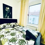 7 Bedroom Apt Shared 15 Mins To Schoenbrunn, Ideal For 15 P