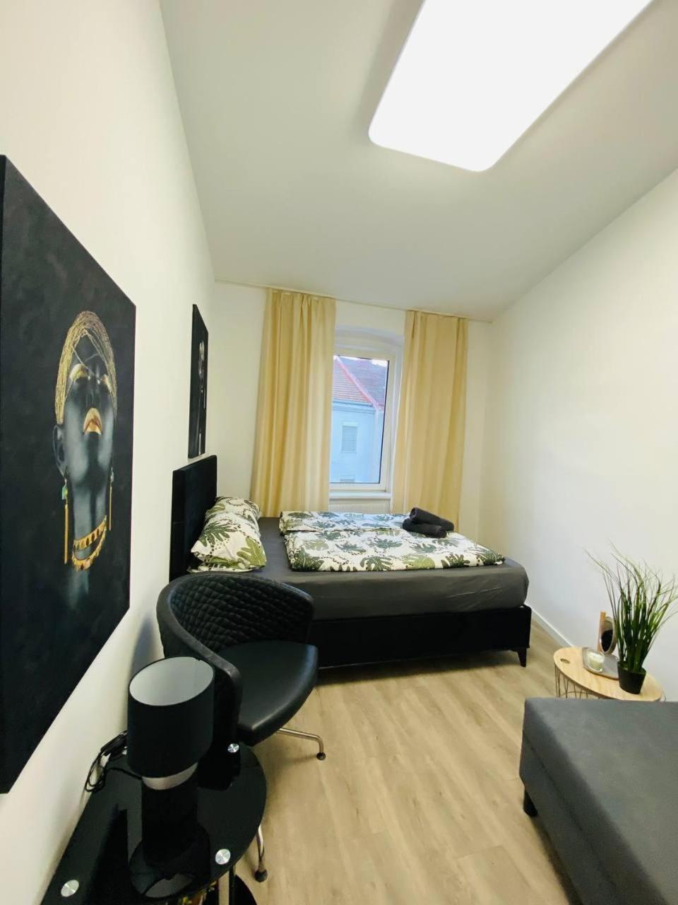 7 Bedroom Apt Shared 15 Mins To Schoenbrunn, Ideal For 15 P Apartment