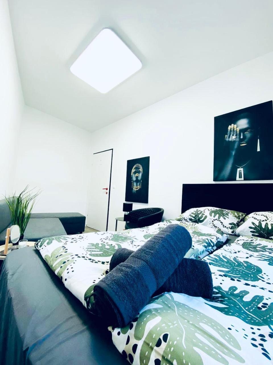 7 Bedroom Apt Shared 15 Mins To Schoenbrunn, Ideal For 15 P * Wien