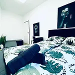 7 Bedroom Apt Shared 15 Mins To Schoenbrunn, Ideal For 15 P