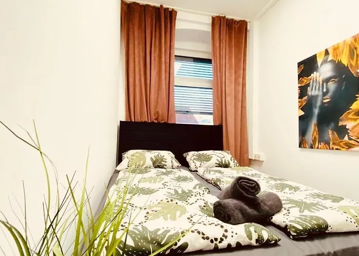7 Bedroom Apt Shared 15 Mins To Schoenbrunn, Ideal For 15 P