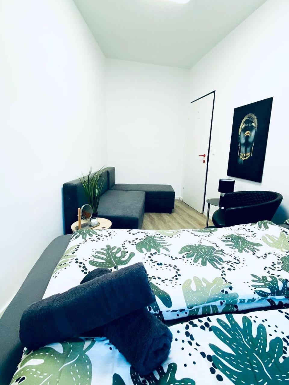 7 Bedroom Apt Shared 15 Mins To Schoenbrunn, Ideal For 15 P