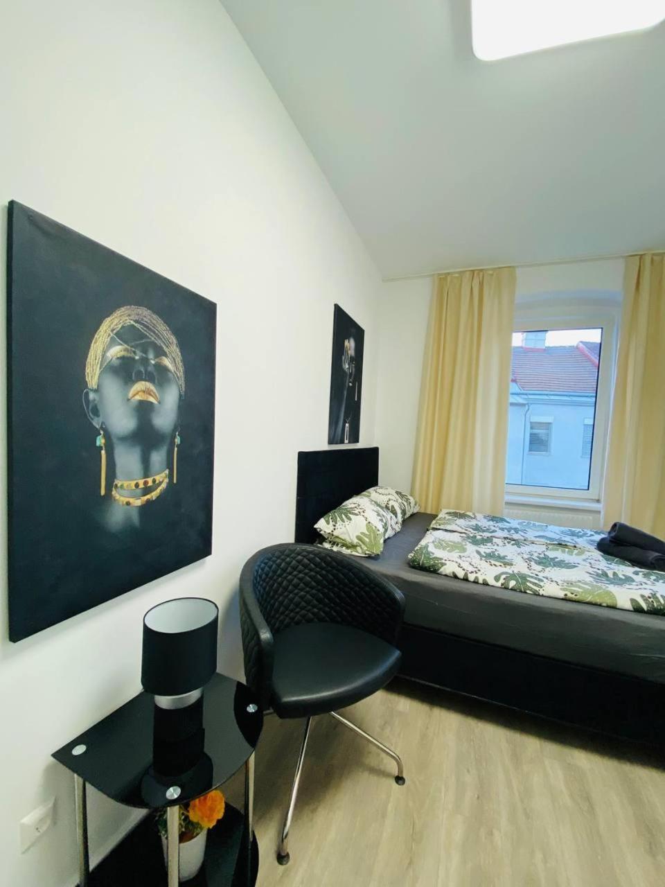 7 Bedroom Apt Shared 15 Mins To Schoenbrunn, Ideal For 15 P *