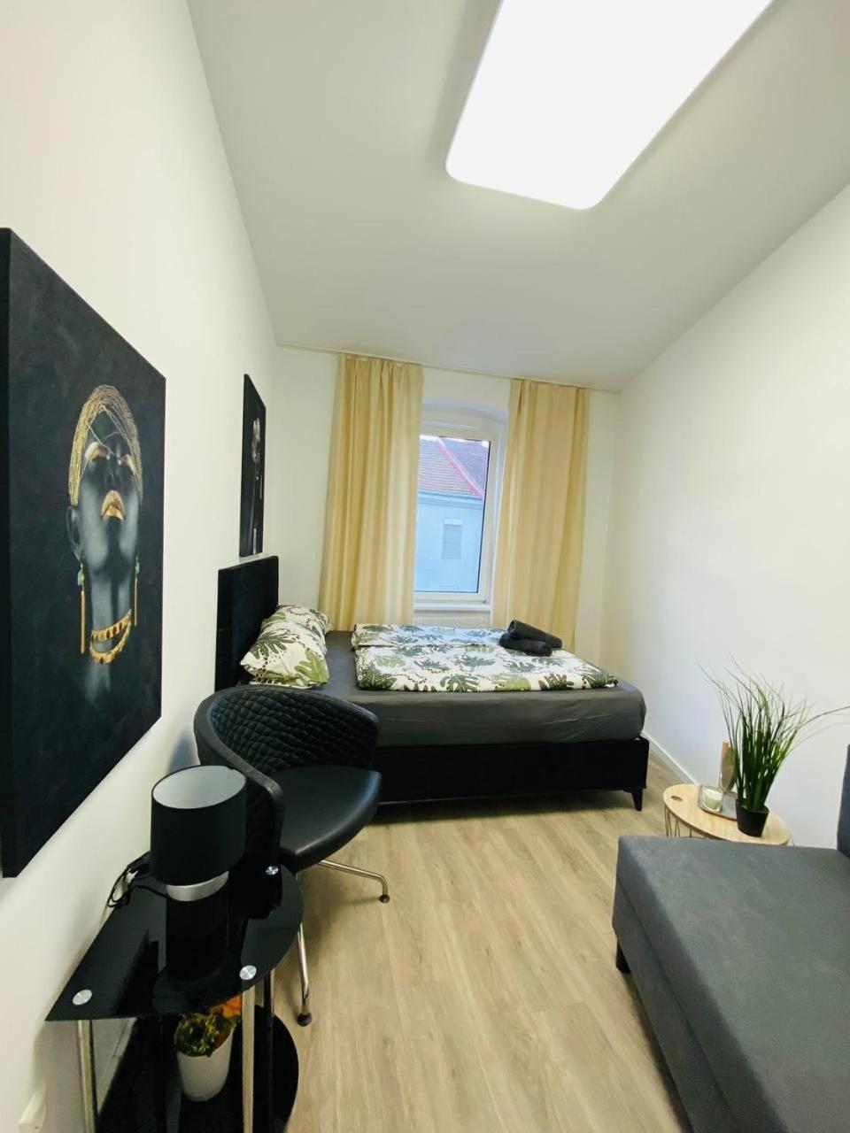 7 Bedroom Apt Shared 15 Mins To Schoenbrunn, Ideal For 15 P Wien