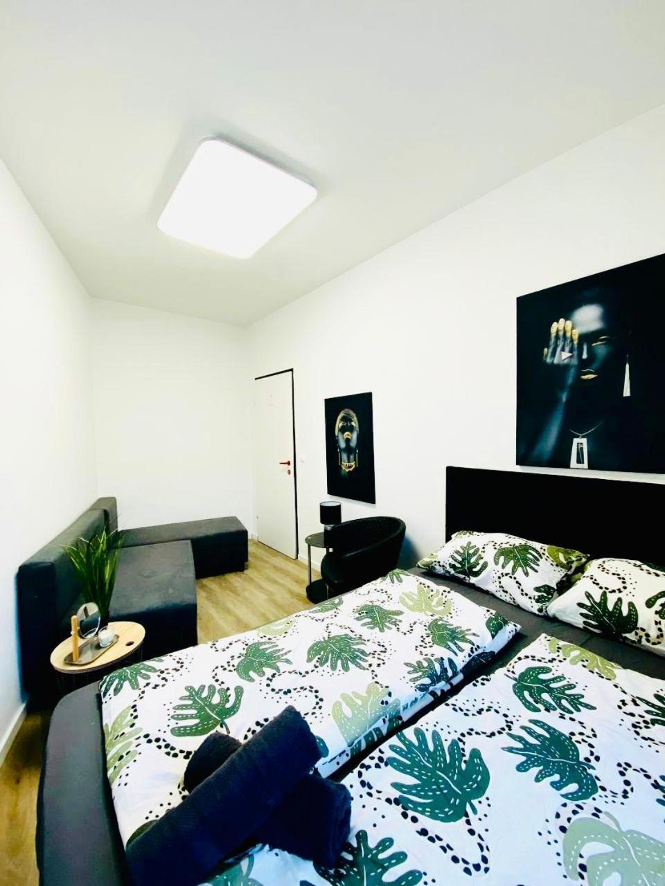 Apartment 7 Bedroom Apt Shared 15 Mins To Schoenbrunn, Ideal For 15 P