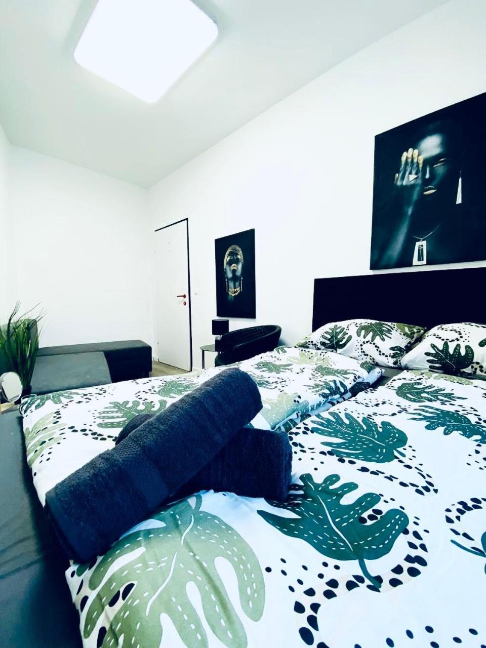 7 Bedroom Apt Shared 15 Mins To Schoenbrunn, Ideal For 15 P *
