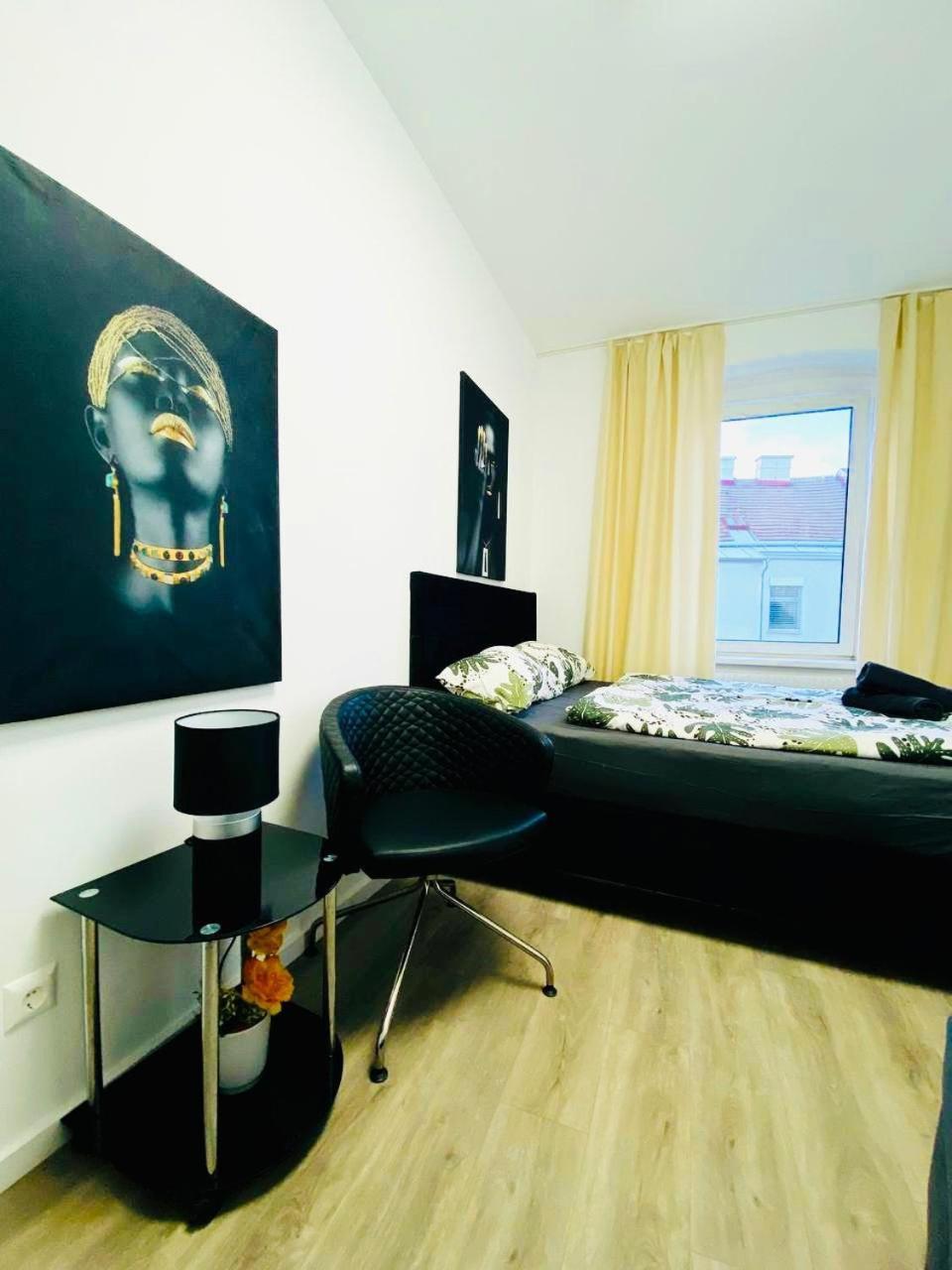 7 Bedroom Apt Shared 15 Mins To Schoenbrunn, Ideal For 15 P * Wien