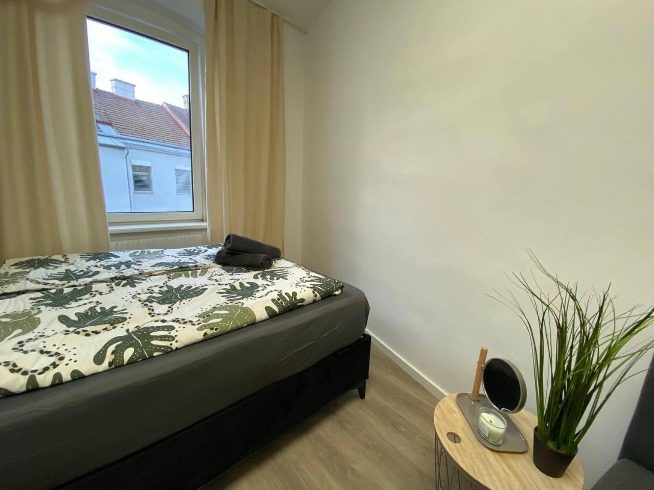 7 Bedroom Apt Shared 15 Mins To Schoenbrunn, Ideal For 15 P *