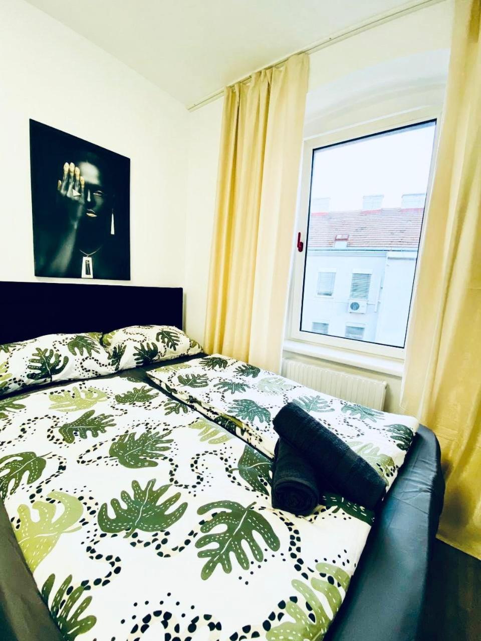 7 Bedroom Apt Shared 15 Mins To Schoenbrunn, Ideal For 15 P Wien
