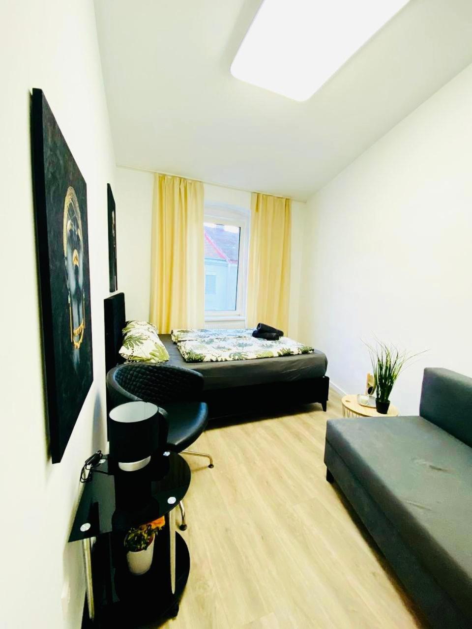 Apartment 7 Bedroom Apt Shared 15 Mins To Schoenbrunn, Ideal For 15 P