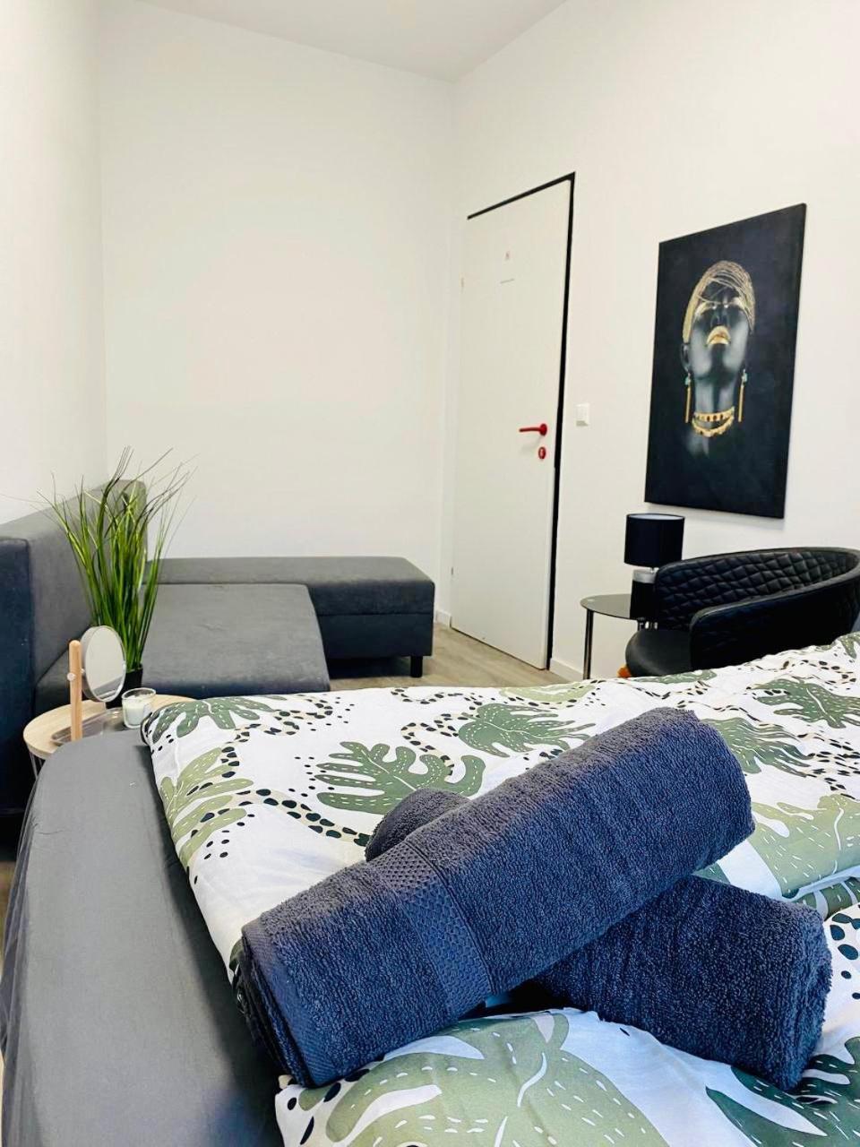 7 Bedroom Apt Shared 15 Mins To Schoenbrunn, Ideal For 15 P Apartment