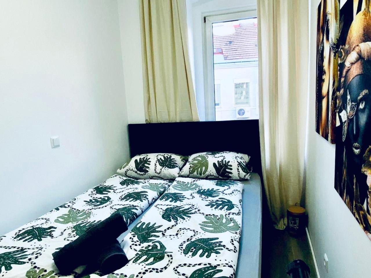 7 Bedroom Apt Shared 15 Mins To Schoenbrunn, Ideal For 15 P
