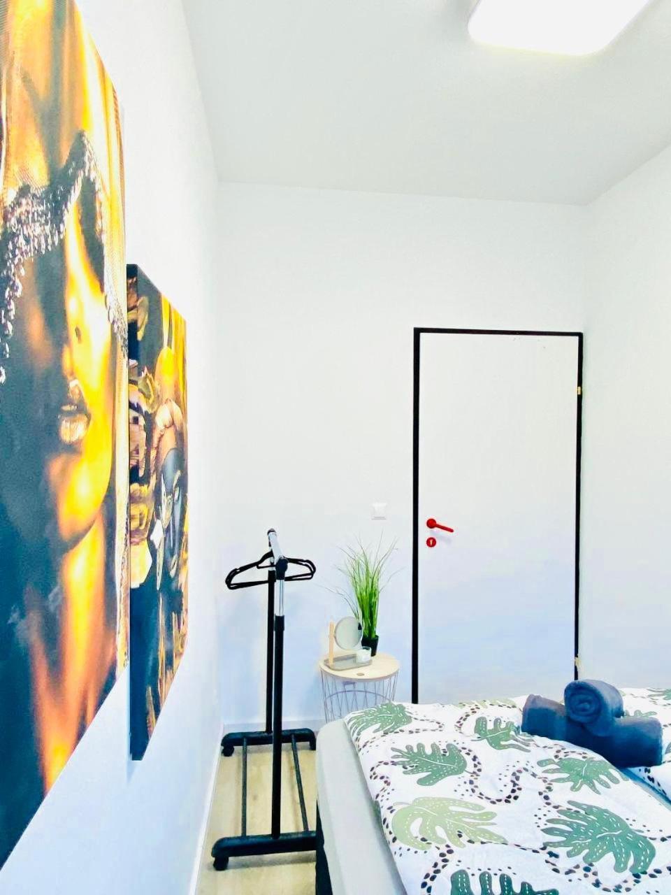7 Bedroom Apt Shared 15 Mins To Schoenbrunn, Ideal For 15 P *