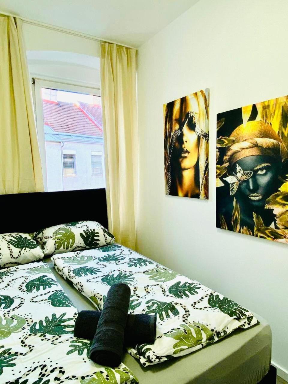 7 Bedroom Apt Shared 15 Mins To Schoenbrunn, Ideal For 15 P *