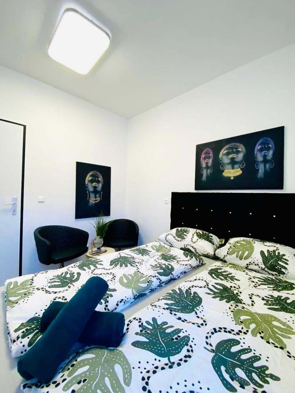 7 Bedroom Apt Shared 15 Mins To Schoenbrunn, Ideal For 15 P Wien