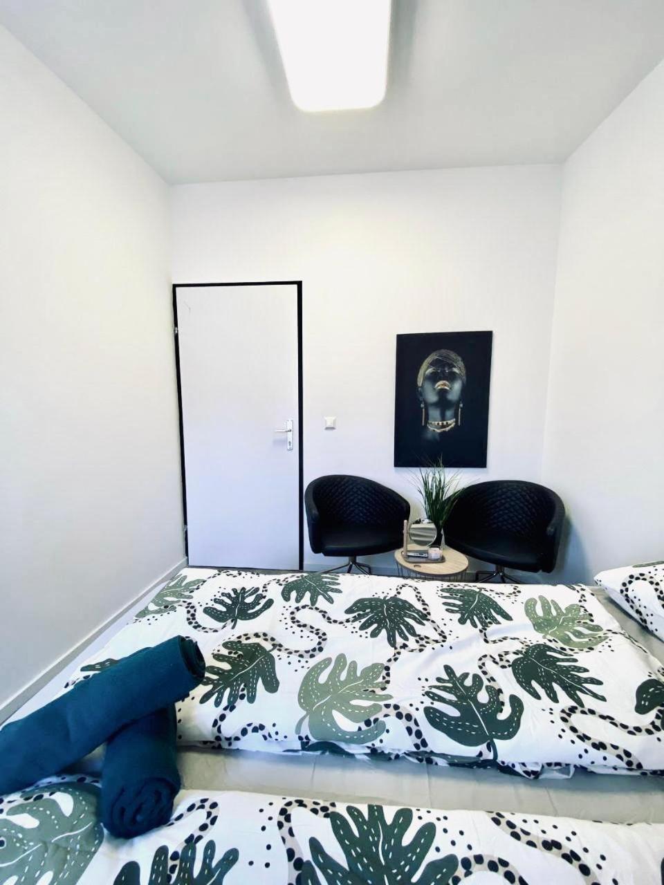 7 Bedroom Apt Shared 15 Mins To Schoenbrunn, Ideal For 15 P * Wien