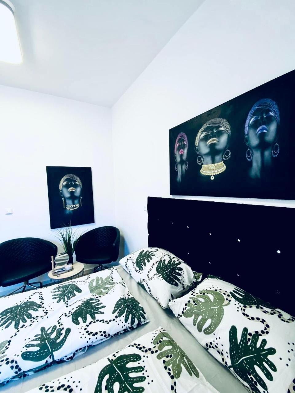 7 Bedroom Apt Shared 15 Mins To Schoenbrunn, Ideal For 15 P * Wien