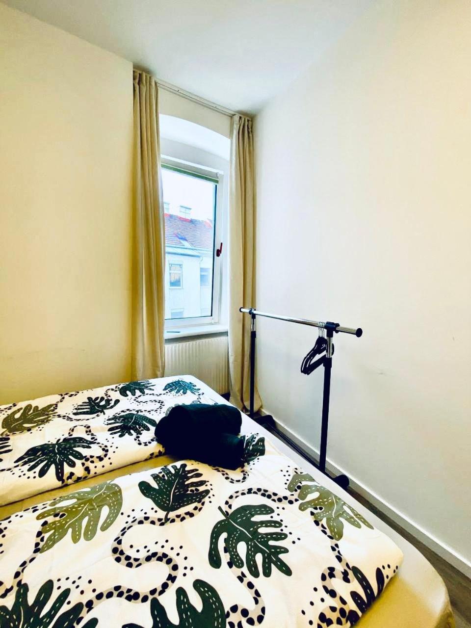 7 Bedroom Apt Shared 15 Mins To Schoenbrunn, Ideal For 15 P
