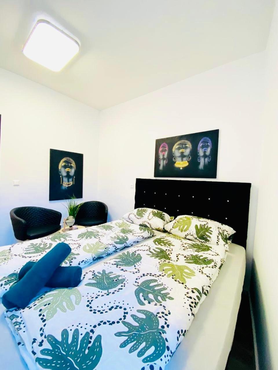 7 Bedroom Apt Shared 15 Mins To Schoenbrunn, Ideal For 15 P Apartment *