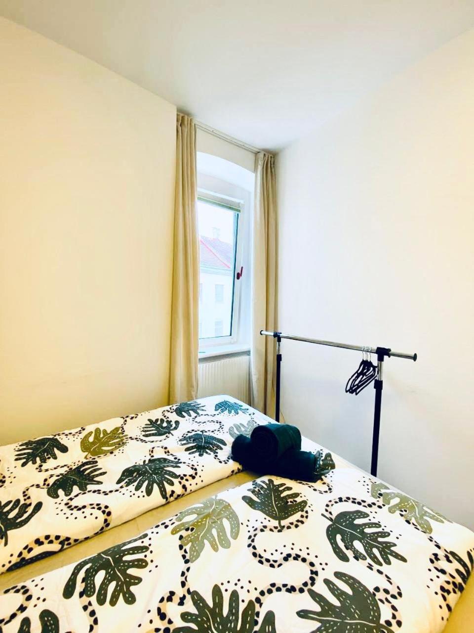 7 Bedroom Apt Shared 15 Mins To Schoenbrunn, Ideal For 15 P Apartment Wien