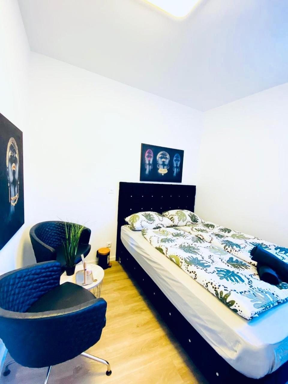 7 Bedroom Apt Shared 15 Mins To Schoenbrunn, Ideal For 15 P *
