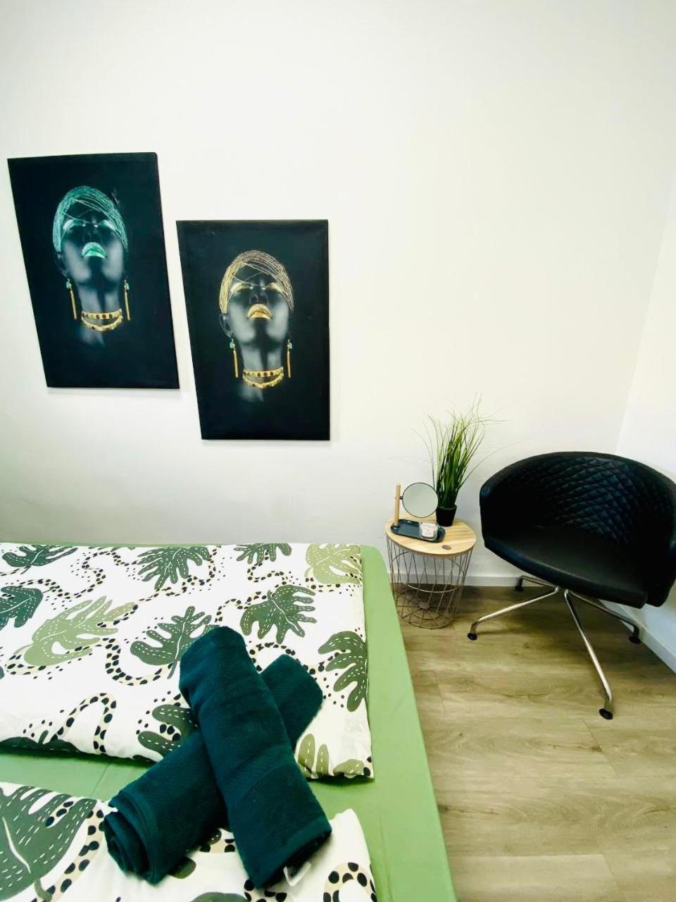 Apartment 7 Bedroom Apt Shared 15 Mins To Schoenbrunn, Ideal For 15 P *