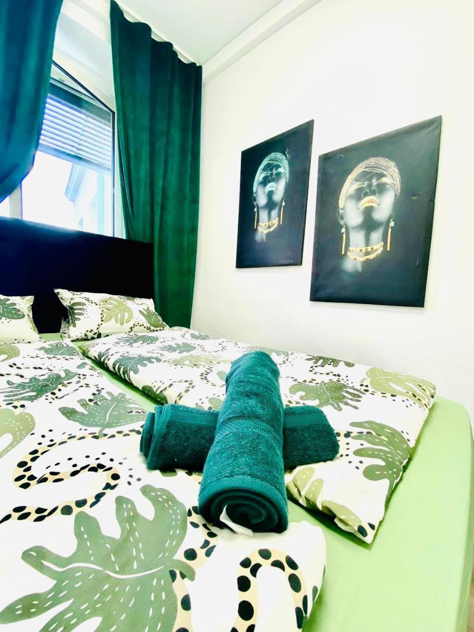 7 Bedroom Apt Shared 15 Mins To Schoenbrunn, Ideal For 15 P Wien