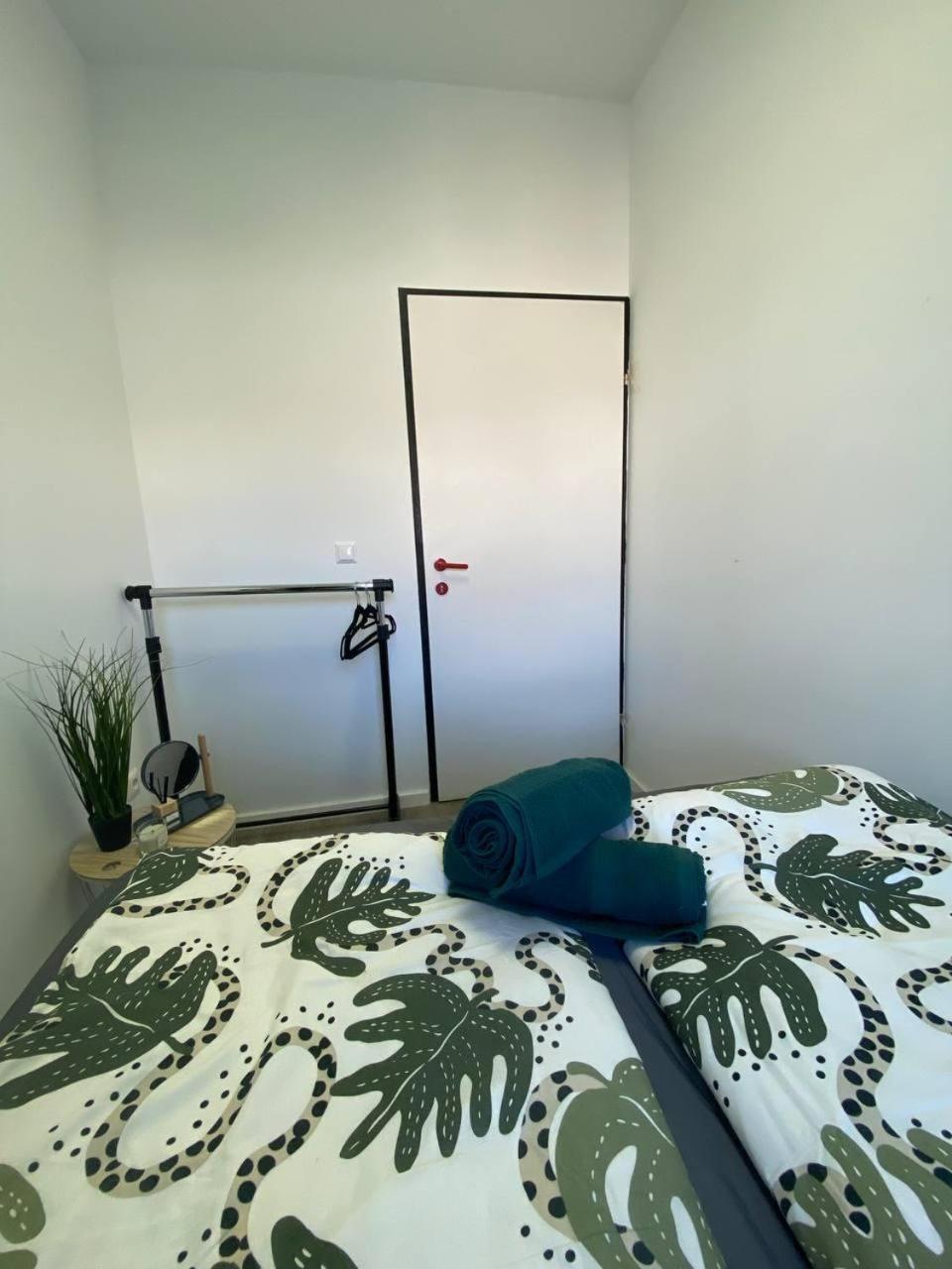 7 Bedroom Apt Shared 15 Mins To Schoenbrunn, Ideal For 15 P Wien