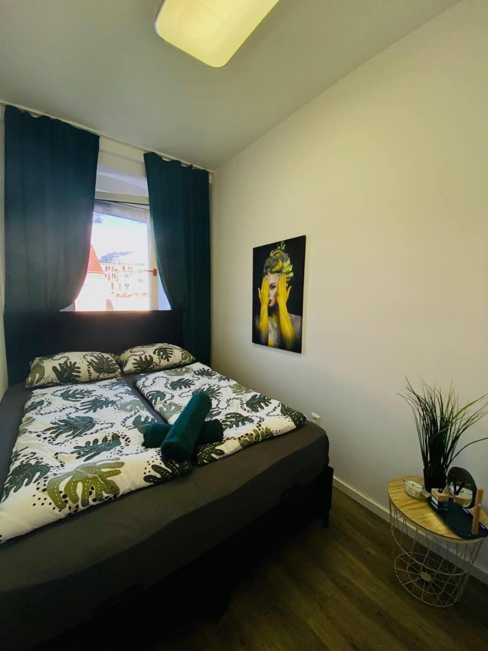 7 Bedroom Apt Shared 15 Mins To Schoenbrunn, Ideal For 15 P
