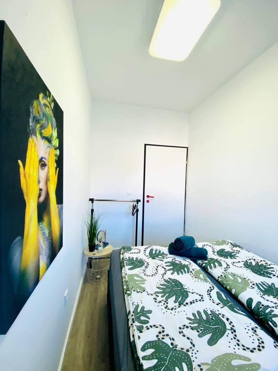 Apartment 7 Bedroom Apt Shared 15 Mins To Schoenbrunn, Ideal For 15 P *