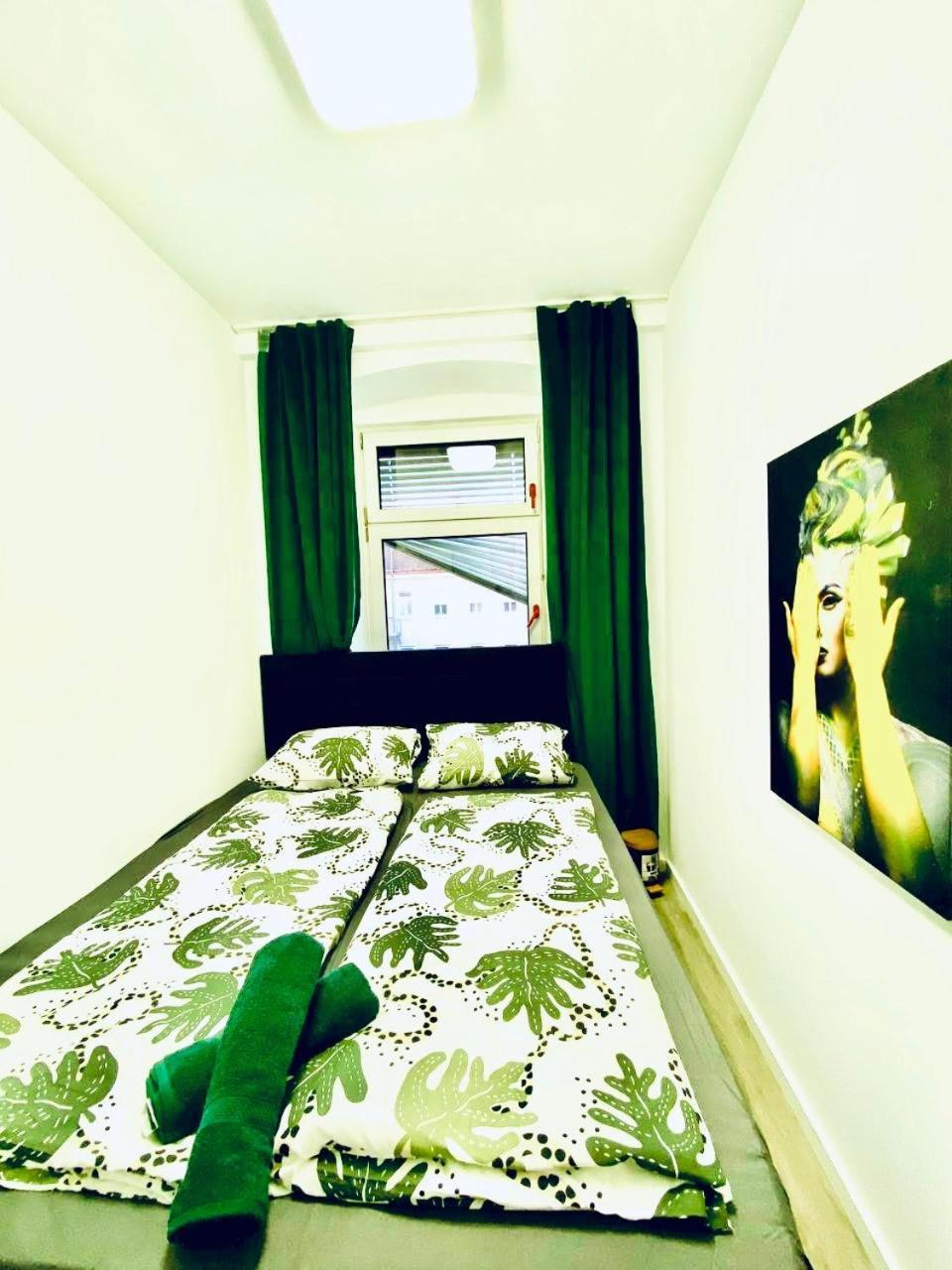 Apartment 7 Bedroom Apt Shared 15 Mins To Schoenbrunn, Ideal For 15 P *