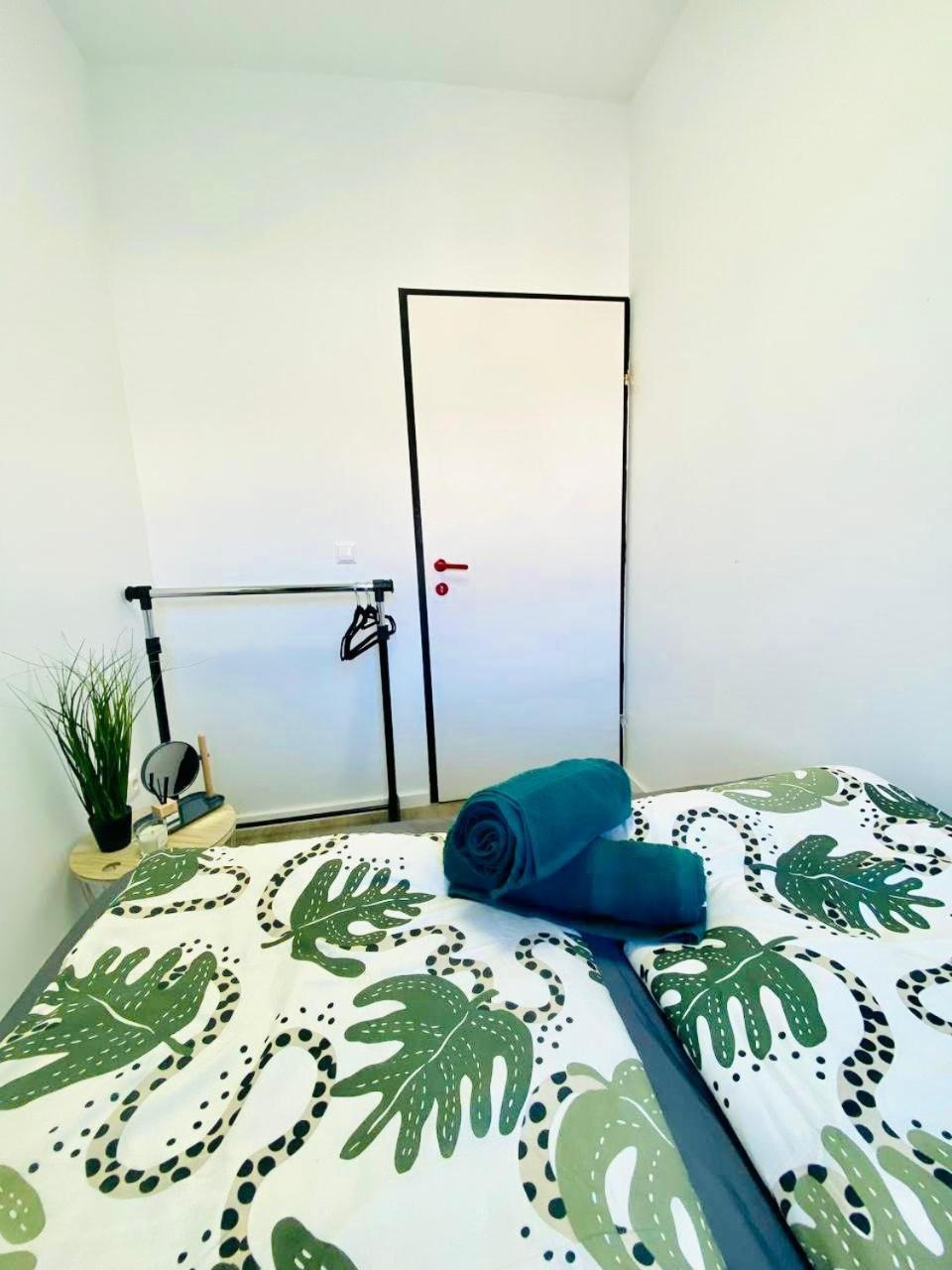 Apartment 7 Bedroom Apt Shared 15 Mins To Schoenbrunn, Ideal For 15 P