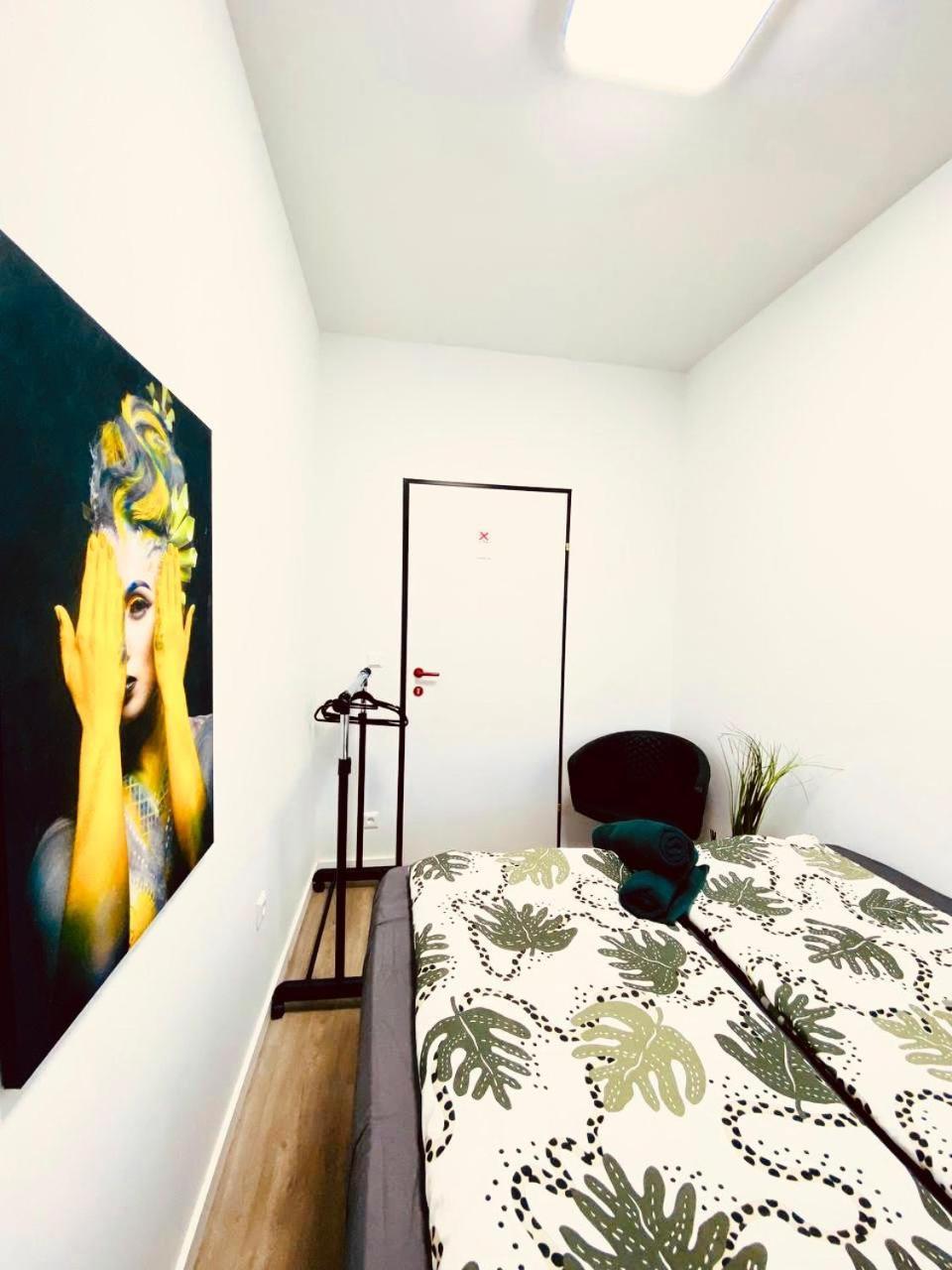 7 Bedroom Apt Shared 15 Mins To Schoenbrunn, Ideal For 15 P Apartment *