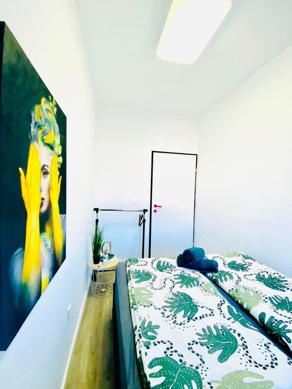 Apartment 7 Bedroom Apt Shared 15 Mins To Schoenbrunn, Ideal For 15 P