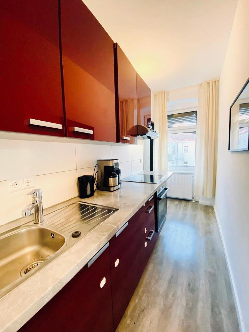 7 Bedroom Apt Shared 15 Mins To Schoenbrunn, Ideal For 15 P Wien
