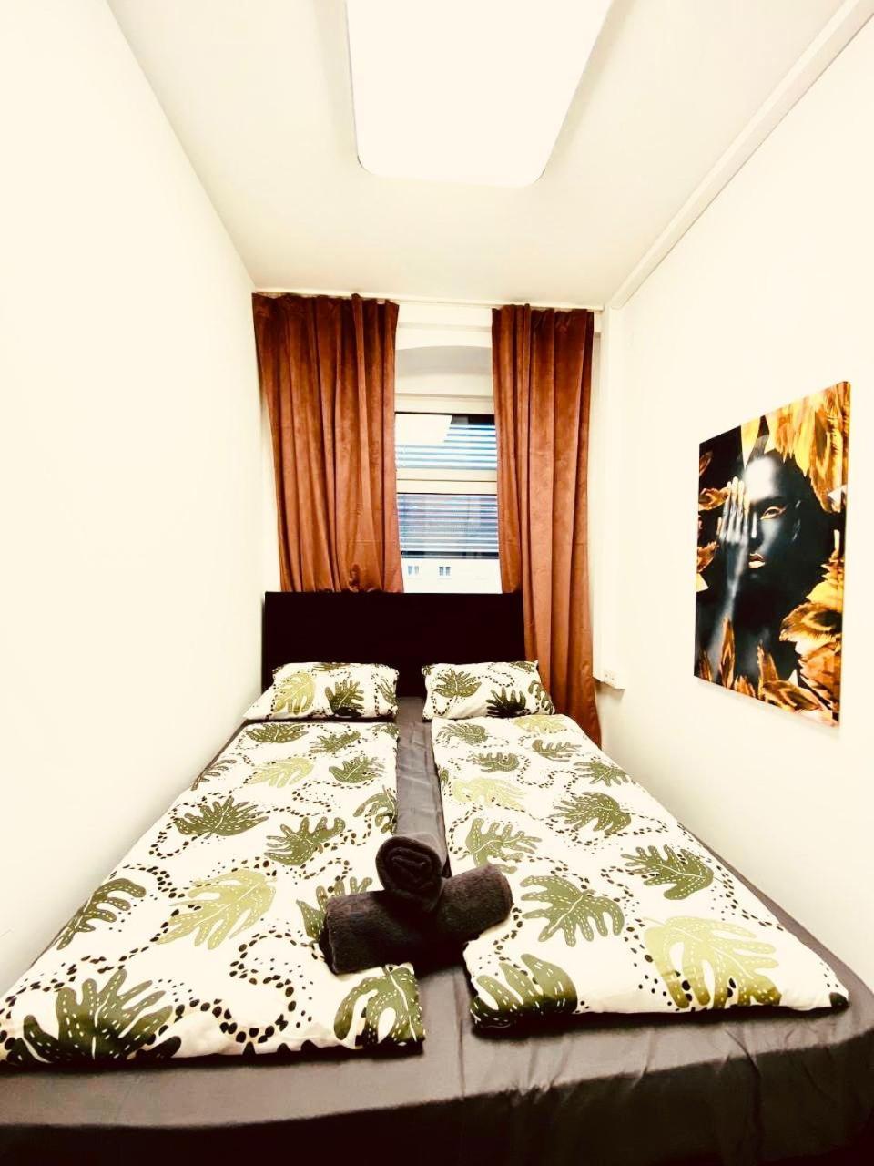 7 Bedroom Apt Shared 15 Mins To Schoenbrunn, Ideal For 15 P Apartment *