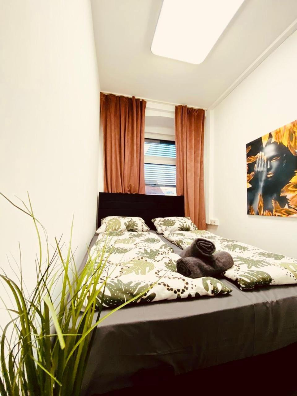 7 Bedroom Apt Shared 15 Mins To Schoenbrunn, Ideal For 15 P Apartment Wien