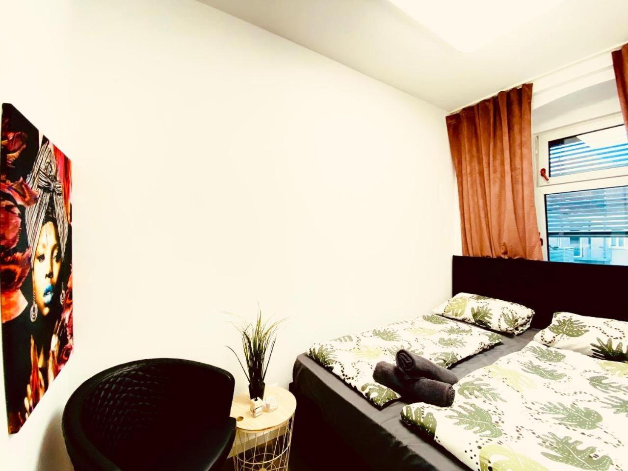 Apartment 7 Bedroom Apt Shared 15 Mins To Schoenbrunn, Ideal For 15 P *